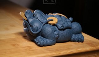 《招財進寶》宜興紫砂壺手工茶壺茶具天青泥  《招財進寶》宜興紫砂壺手工茶壺茶具天青泥