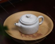 碧螺壺中香撲面，綠茶盞內味如春。