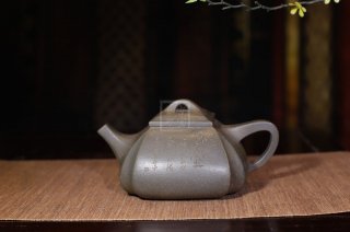 《四方抽角石瓢》經(jīng)典紫砂壺抽角宜興全手工高級工藝美術(shù)師泡茶壺茶具蟹殼青段泥  《四方抽角石瓢》經(jīng)典紫砂壺抽角宜興全手工高級工藝美術(shù)師泡茶壺茶具蟹殼青段泥