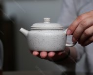 碧螺壺中香撲面，綠茶盞內味如春。