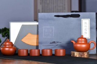 《掇球套組》宜興紫砂壺助理工藝美術(shù)師手工茶壺茶具朱泥掇球  《掇球套組》宜興紫砂壺助理工藝美術(shù)師手工茶壺茶具朱泥掇球