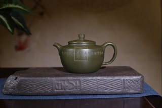 《魚樂(lè)》宜興工藝美術(shù)師手工紫砂壺茶壺具民國(guó)綠  《魚樂(lè)》宜興工藝美術(shù)師手工紫砂壺茶壺具民國(guó)綠