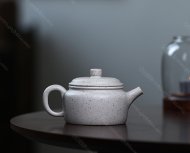 碧螺壺中香撲面，綠茶盞內味如春。