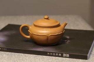 《碗燈梵蓮》宜興紫砂壺助理工藝美術(shù)師手工黃金段茶具  《碗燈梵蓮》宜興紫砂壺助理工藝美術(shù)師手工黃金段茶具