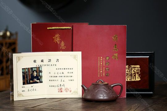 瓣生香獨傲寒,此梅難并眾梅看。 【  瓣生香獨傲寒,此梅難并眾梅看。 【