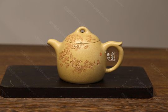 《松樹秦權(quán)》  《松樹秦權(quán)》