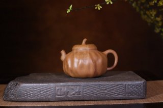 《矮荷韻》宜興紫砂壺工藝美術(shù)師手工段泥紫砂壺茶具  《矮荷韻》宜興紫砂壺工藝美術(shù)師手工段泥紫砂壺茶具