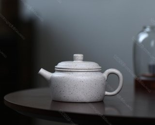 碧螺壺中香撲面,綠茶盞內味如春。  碧螺壺中香撲面,綠茶盞內味如春。