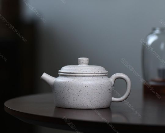 碧螺壺中香撲面，綠茶盞內味如春。