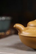 《線圓》宜興紫砂壺高級(jí)工藝美術(shù)師手工刻繪茶壺茶具黃金段泥線圓