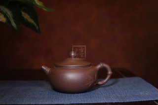 《竹影》宜興紫砂壺助理工藝美術師手工紫泥泡茶壺禮品  《竹影》宜興紫砂壺助理工藝美術師手工紫泥泡茶壺禮品