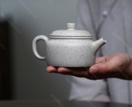 碧螺壺中香撲面，綠茶盞內味如春。
