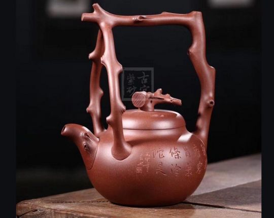 《東坡提梁》宜興紫砂壺全手工泡茶壺工藝美術師大師底槽青泥東坡提梁  《東坡提梁》宜興紫砂壺全手工泡茶壺工藝美術師大師底槽青泥東坡提梁