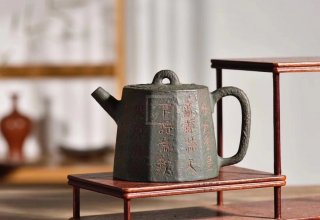 《井欄》中國井欄紫砂壺工藝美術師正品宜興手工茶壺段泥外部粉綠泥壺  《井欄》中國井欄紫砂壺工藝美術師正品宜興手工茶壺段泥外部粉綠泥壺