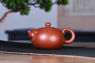 《福豬壺》宜興方把全手工紫砂壺大紅袍  《福豬壺》宜興方把全手工紫砂壺大紅袍