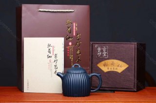 《筋紋秦權(quán)》  《筋紋秦權(quán)》