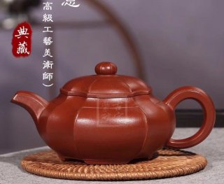 《菱意》宜興紫砂壺高級(jí)工藝美術(shù)師手工貴妃紅朱泥大彬六方  《菱意》宜興紫砂壺高級(jí)工藝美術(shù)師手工貴妃紅朱泥大彬六方