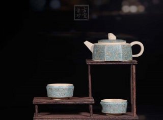 《絞泥獅韻》宜興工藝美術(shù)師手工紫砂壺家用茶壺具套裝本山綠泥六方  《絞泥獅韻》宜興工藝美術(shù)師手工紫砂壺家用茶壺具套裝本山綠泥六方