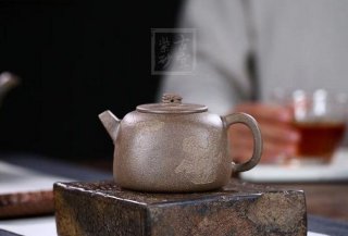 《石鼓壺》  《石鼓壺》