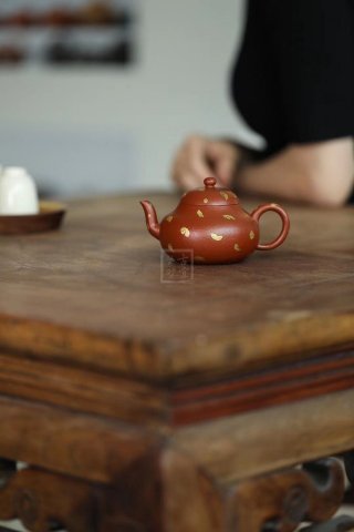 《撒金梨形》  《撒金梨形》