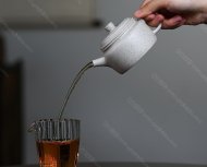碧螺壺中香撲面，綠茶盞內味如春。