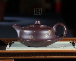 《平湖秋月(描金款)》宜興紫砂壺手工工藝美術(shù)師大師收藏級(jí)茶壺紫泥  《平湖秋月(描金款)》宜興紫砂壺手工工藝美術(shù)師大師收藏級(jí)茶壺紫泥